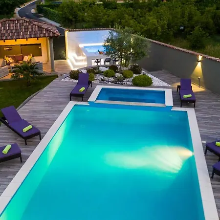 آنا * موستار