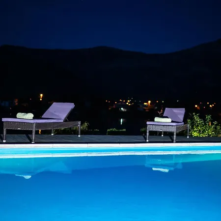 فيلة آنا موستار