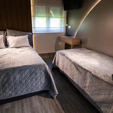 آنا * موستار