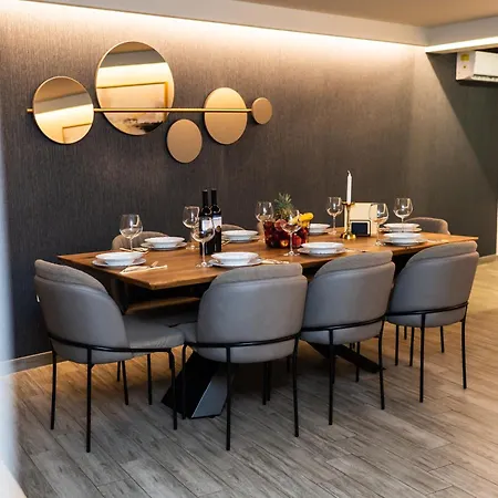 فيلة آنا موستار