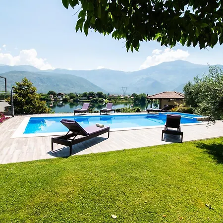 آنا * موستار