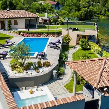 آنا * موستار