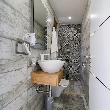 آنا * موستار